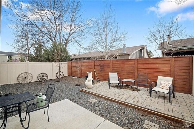 Building Photo - Spacious 3BR/2.5BA Furnished Townhome | Pe...