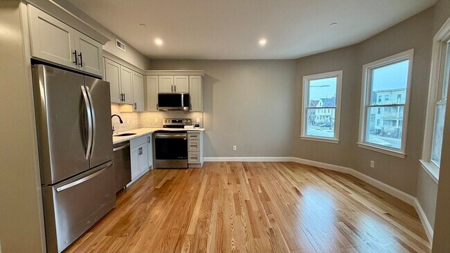 Building Photo - 663 Columbia Rd Unit B