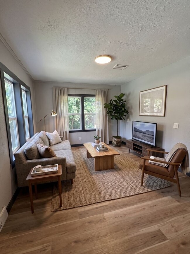 Building Photo - 705-7055 W 3rd St Unit 705