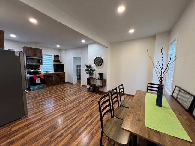 Building Photo - Detroid Shoreway Renovated  4 Bedroom, 2 B...