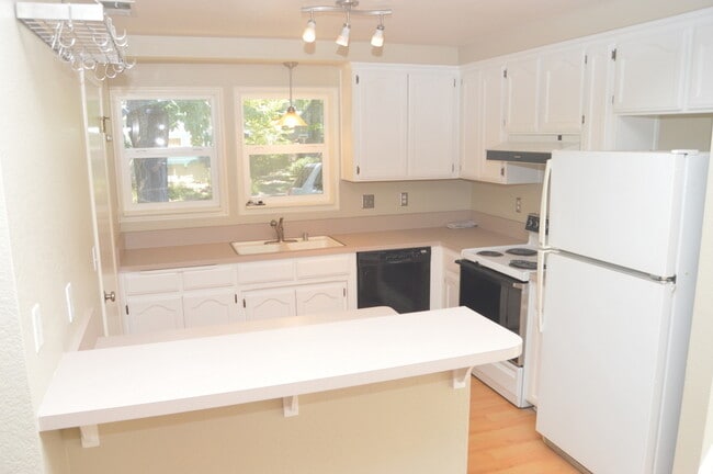 Photo - 20 Fairgate Ln