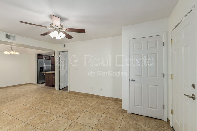 Photo - 1905 E University Dr Unidad 117