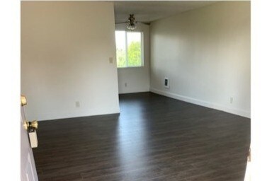 2bd 1ba la entrada y comedor con pisos de tablones de vinilo - Eagle Rock Apartments