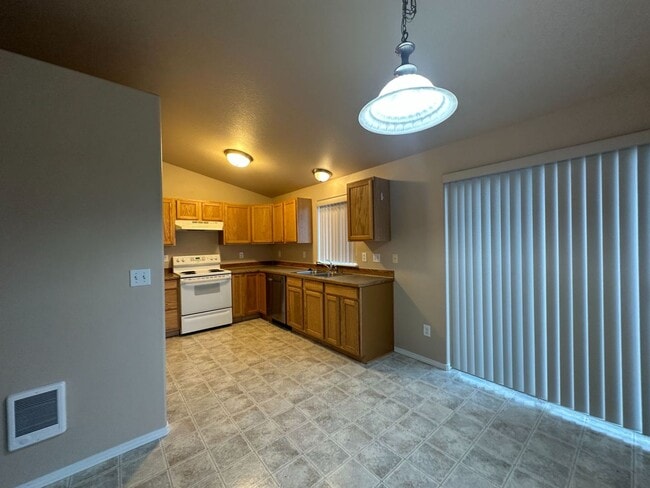 Photo - 3 Bedroom / 2 Bathroom Single Level Duplex in Madras