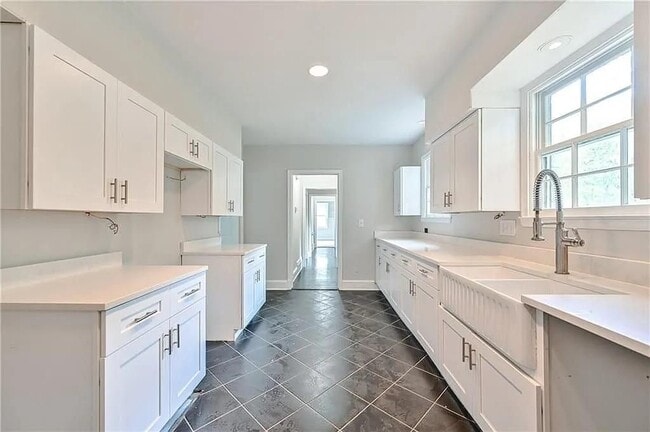 410 Collier Rd NW