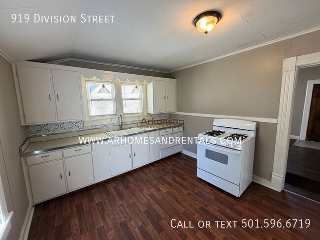 Photo - 919 Division St