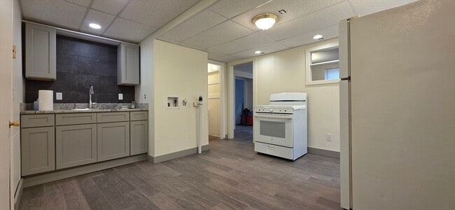 Building Photo - 20 Main St Unit 2E