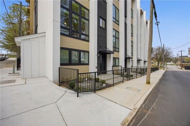 Photo - 436 Markham St SW