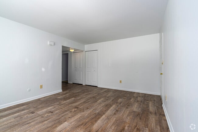 1BR, 1BA - 776SF - Living/Dining Room
