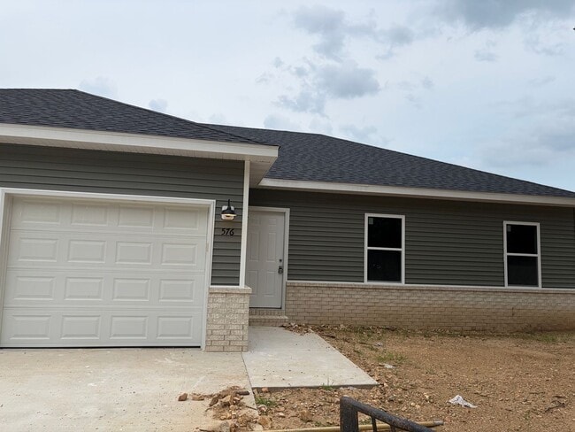 Building Photo - 578 N Airport Rd Unit 576 N Airport Rd