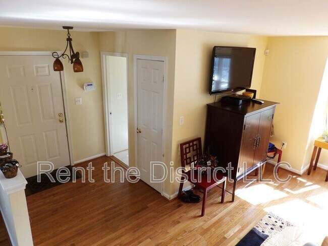 Photo - 1026 Wahler Pl SE