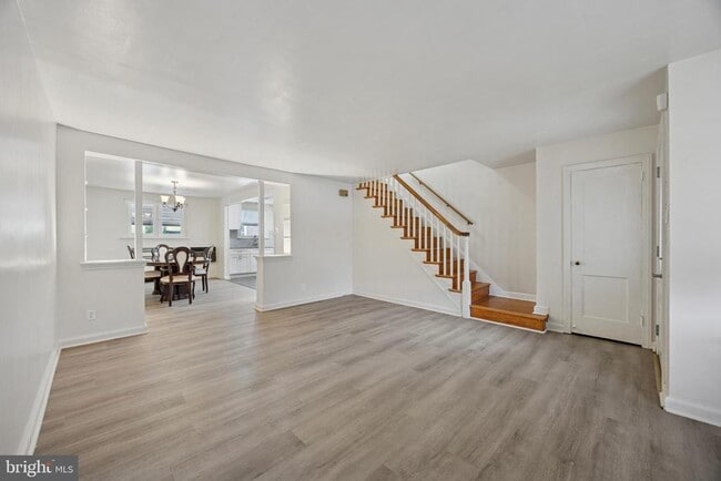 Building Photo - 255 Sherbrook Blvd