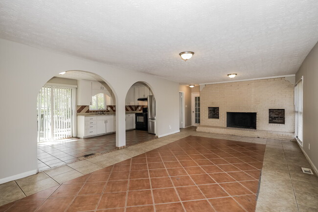 Photo - 369 Windemere Way