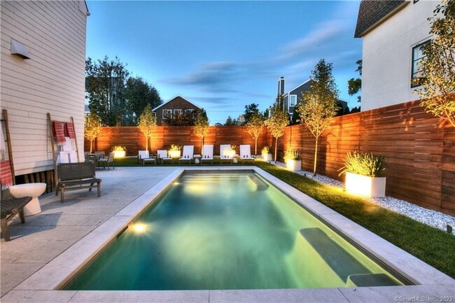 Photo - 18 Danbury Ave