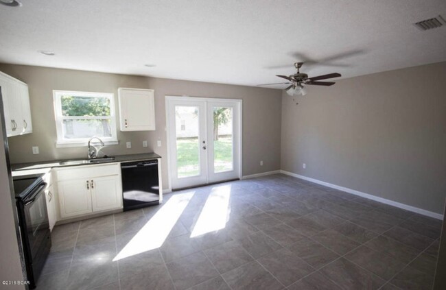 Cute townhome with 3 bd,2.5 bath, with gar... - Cute townhome with 3 bd,2.5 bath, with gar...