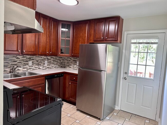 Building Photo - 4720 Hoyle Dr Unit 4720 Hoyle Drive B