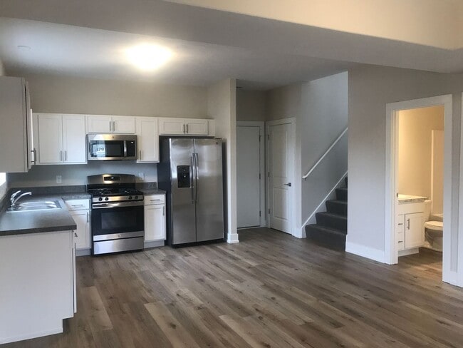 Photo - 3 bedroom 2 bath, 2 stall garage
