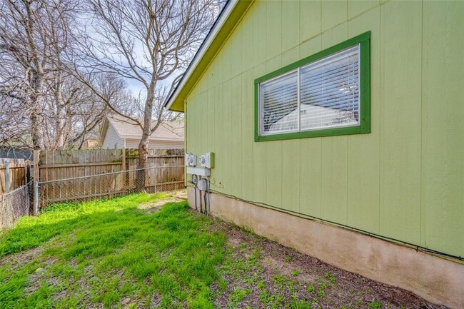 Photo - 900 King Albert St