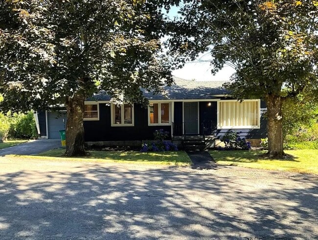 Building Photo - Charming Maplewood SFH with garden beds, fruit trees and finished basement
