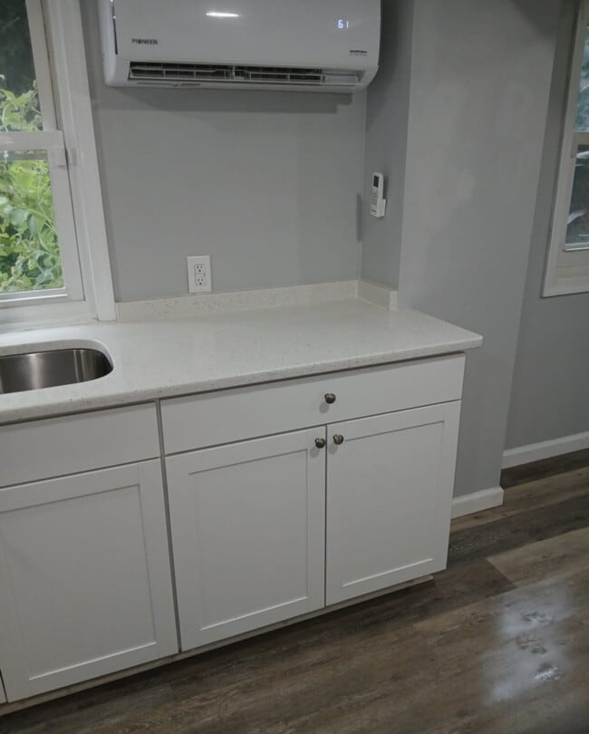 Building Photo - Private Basement Apartment with 2 Beds and... Unit B