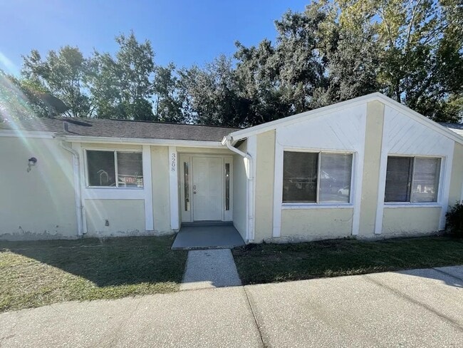 Building Photo - 3208 Saddlebrook Ave