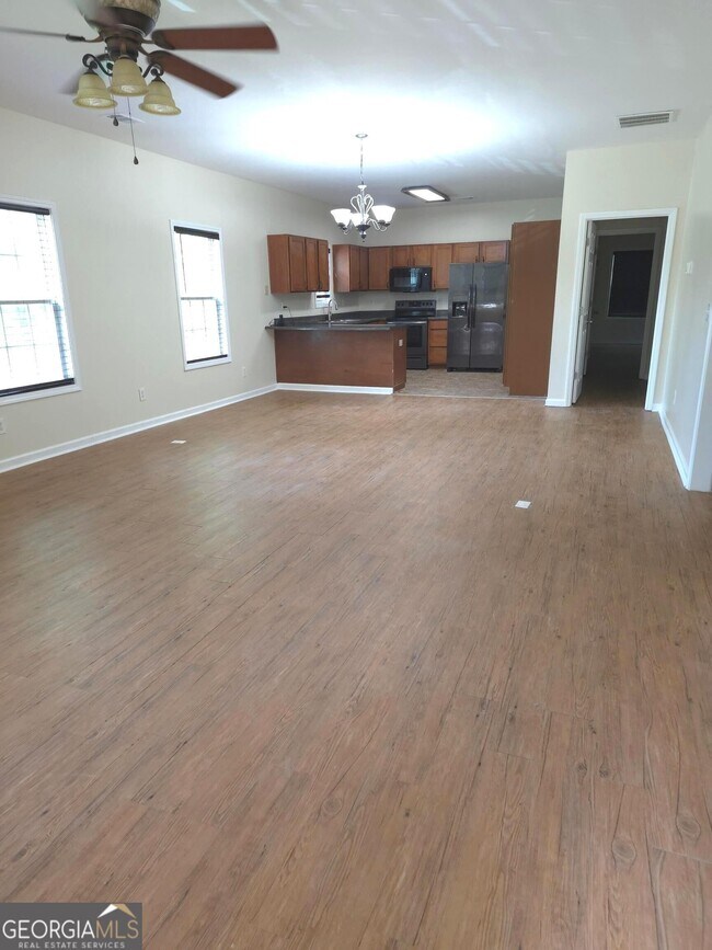 Photo - 8146 Thompson St