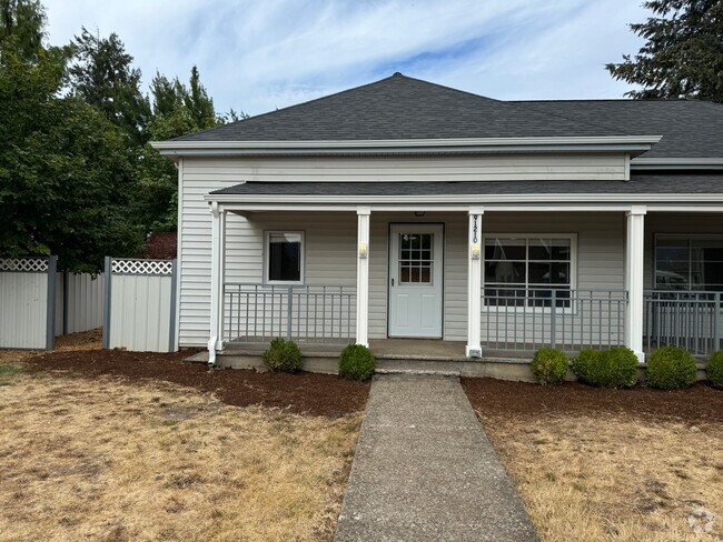 Building Photo - Updated 3 bedroom 2 bathroom duplex in his... Rental