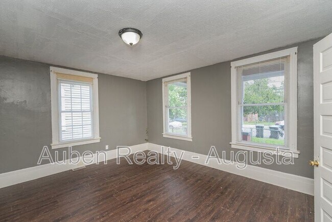 Photo - 2024 Clark St