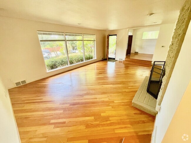Building Photo - Charming  home on quiet street, great loca...