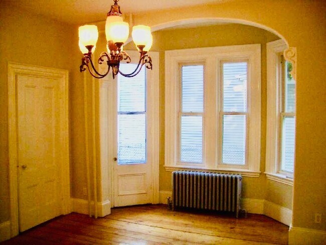 Huge 8-Bedroom House with Laundry in Unit and Free Cleaning Service Incl! - Huge 8-Bedroom House with Laundry in Unit and Free Cleaning Service Incl!