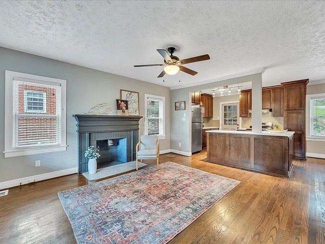 Photo - 823 Windsor Ave SW