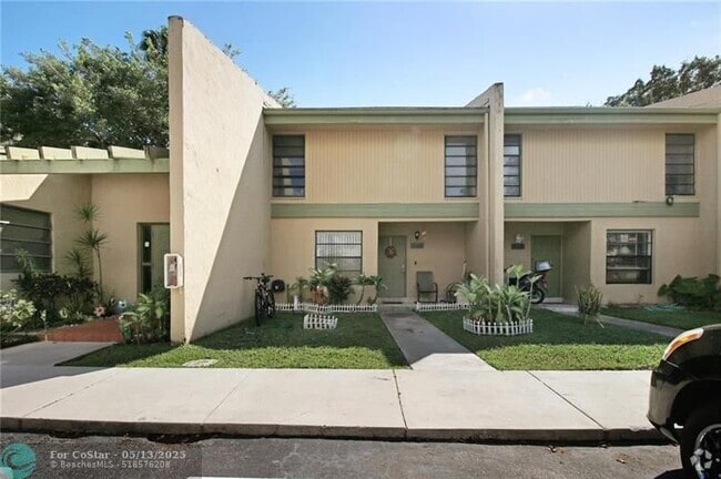 Building Photo - 9210 NW 14th St Rental