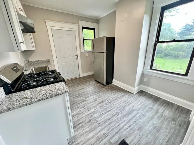 406 Crestline Ave