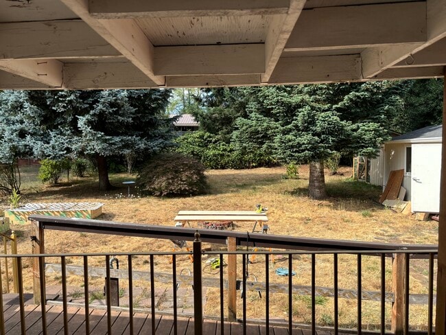 backyard - 1606 NE Edge Park Dr Unit Basement Apartment