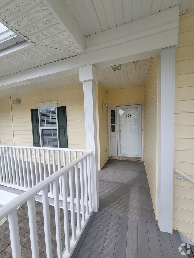 Building Photo - Beautiful 3-Bedroom, 2-Bath 2nd Floor Cond... Rental