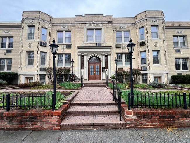 Building Photo - 3024 Wisconsin Ave NW