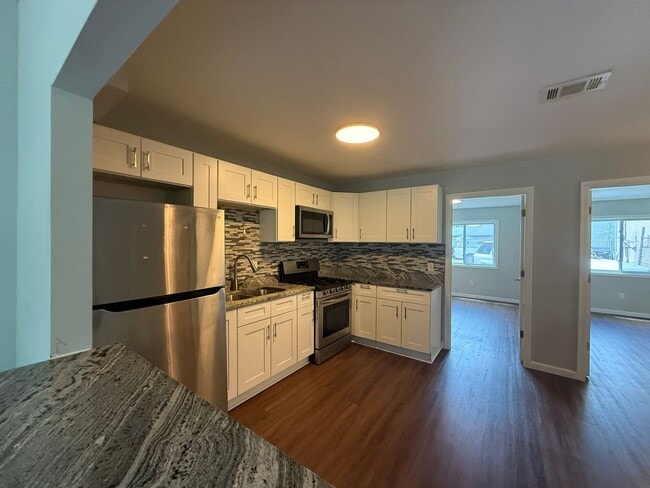 Building Photo - 555-565 N Kent St Unit 102
