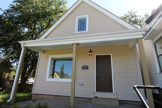 Building Photo - Beautiful updates and Modern Convenience. Spacious 2 bedroom home available soon!