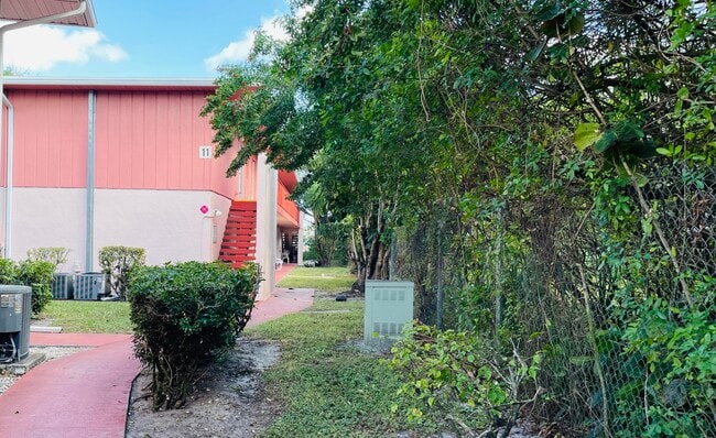 Building Photo - 11 Golfs Edge Unit E