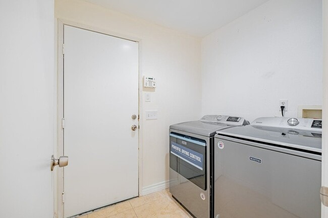 Photo - 1514 Regents St