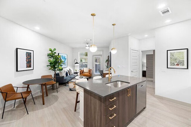 Photo - Special Offer: Up to 6 Weeks Free Rent! Unidad EBD