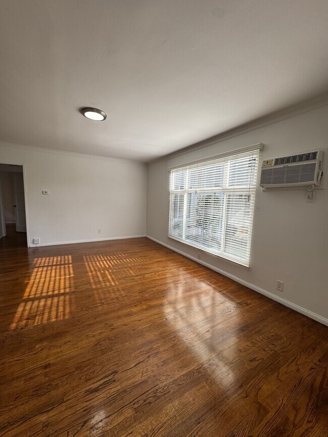 Photo - 5700 Hazeltine Ave