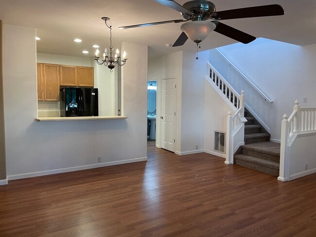Building Photo - Cute 2bd, 2.5ba Townhome Across from Cotto...