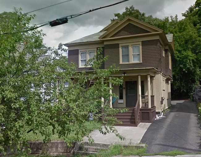 Building Photo - 806 E Seneca St Rental