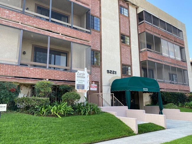 Building Photo - LOOK AND LEASE OFFER: $500.00 OFF 1st MONT... Unit 203