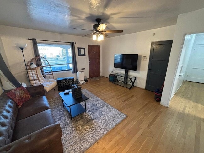 Photo - 825 Palomas Dr SE