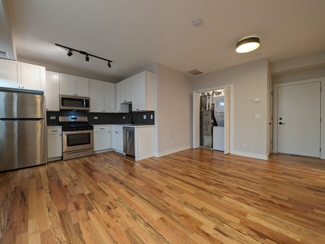 Building Photo - 648 W Wrightwood Ave Unit 203