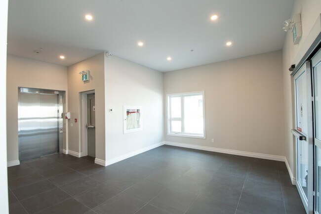 Building Photo - 143 Bloor St W Unit 302