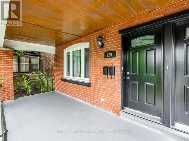 Photo - 229 Winona Dr Unité Upper