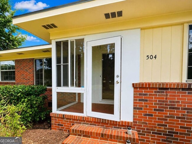 Photo - 504 Bowen St